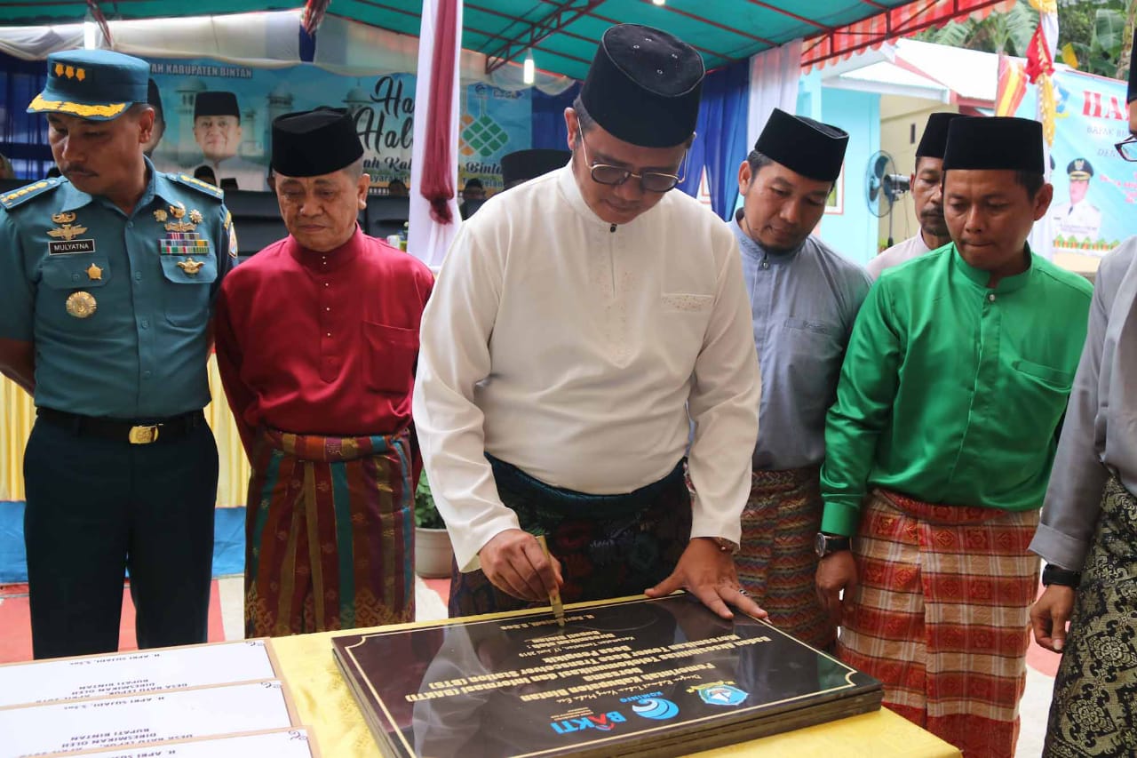 Bupati Bintan Apri Sujadi tandatangani prasasti peresmian proyek infrastruktur di Tambelan