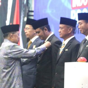 Apri Terima Satyalencana Karya Bhakti Praja Nugraha