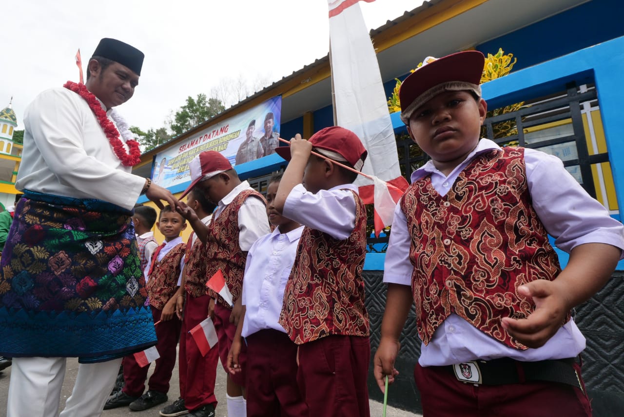 Bupati Bintan Apri Sujadi saat bersilaturahmi ke sekolah di Bintan