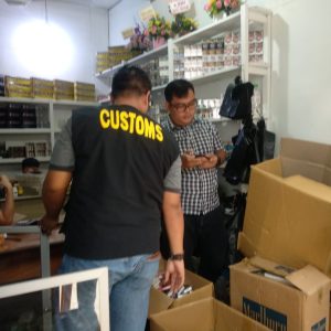 Gerebek Kios,BC Amankan 10 Karton Rokok Tanpa Cukai