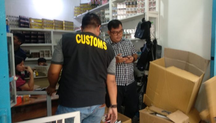 Gerebek Kios,BC Amankan 10 Karton Rokok Tanpa Cukai