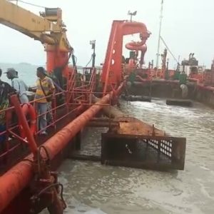 Nelayan Hentikan Aktivitas Kapal Keruk Alur Laut PT BAI