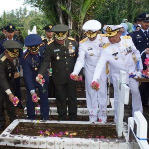 Sempena Peringatan HUT TNI Ke-74 Danlantamal VIII Ziarah TMP Kairagi