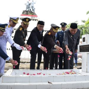 Peringati Hari Pahlawan Danlantamal VIII Tabur Bunga di TMP Kairagi