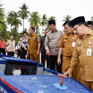 Pemprov Kepri Bagikan Sampan Dan Alat Tangkap Nelayan Bintan