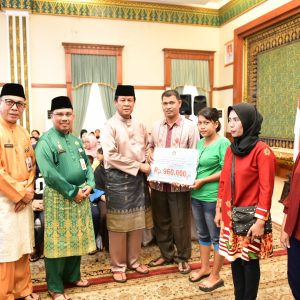Pemprov Kepri Kucurkan Bantuan 311 Siswa Kurang Mampu