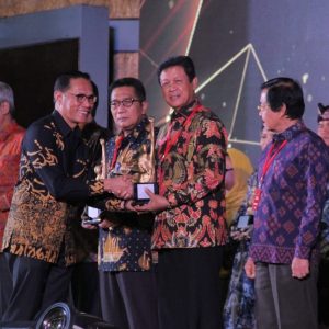 Isdianto Terima Anugerah Revolusi Mental