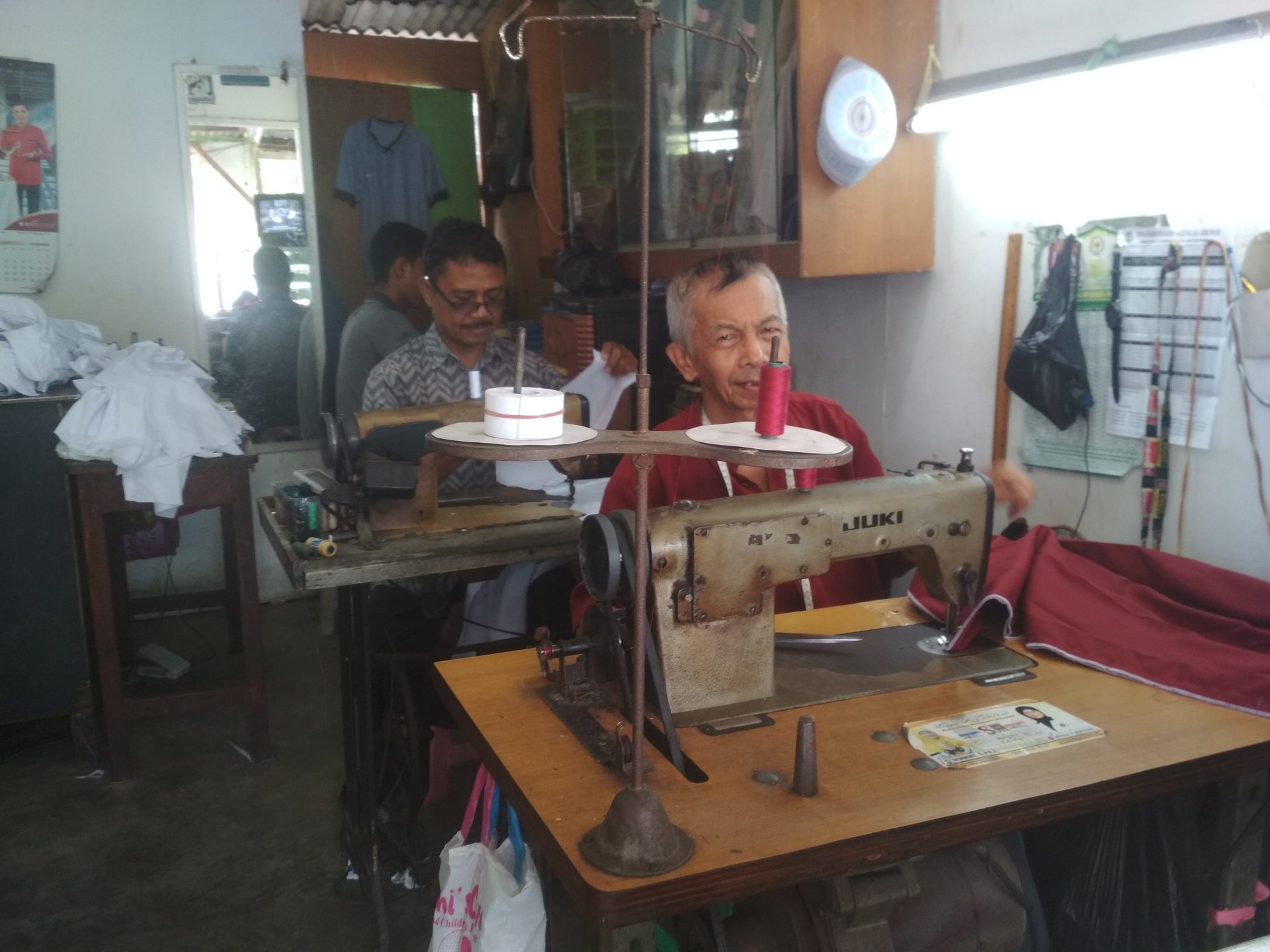 Penjahit Lokal Kebut Seragam Sekolah Gratis