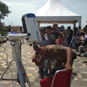 Warga Antri Saksikan GMC Lewat Teleskop