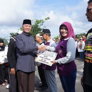 Walikota Serahkan Bantuan Kepada Kelurahan Se-Kecamatan Tanjungpinang Timur 