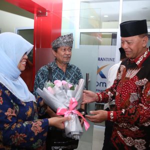Wisman Perdana Tahun 2020 Di Tanjungpinang Terima  Bunga Tangan