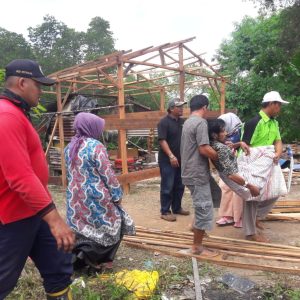 Warga Gotong Royong Bangun Rumah Zaelani