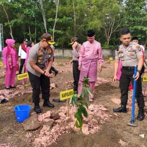 Polres Tanjungpinang Tanam Ribuan Pohon