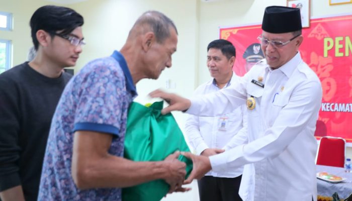 Puluhan RT/RW Terima Paket Sembako Jelang Imlek