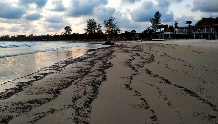 Resort Kewalahan Bersihkan Limbah Oli Di Tepi Pantai