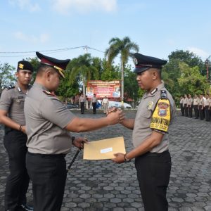 Kapolres Beri Penghargaan Personel Yang Berprestasi