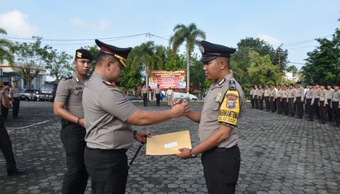 Kapolres Beri Penghargaan Personel Yang Berprestasi