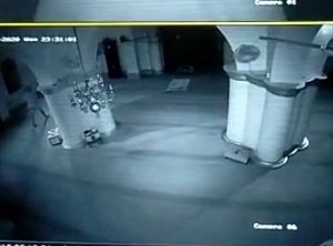 Pencuri Kotak Amal Masjid Penyengat Terekam CCTv