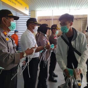 Ribuan Masker Dibagikan Untuk Penumpang Kapal Di Pelabuhan SBP
