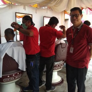 Ultah Ke-2 BPR DMS, Ratusan Warga Potong Rambut Gratis