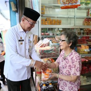 Syahrul- Rahma Bagi Bagi Jeruk Jelang Imlek