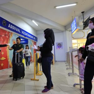 Waspada Virus Corona, 2500 Masker Dibagikan Gratis Di Pelabuhan Batam Centre