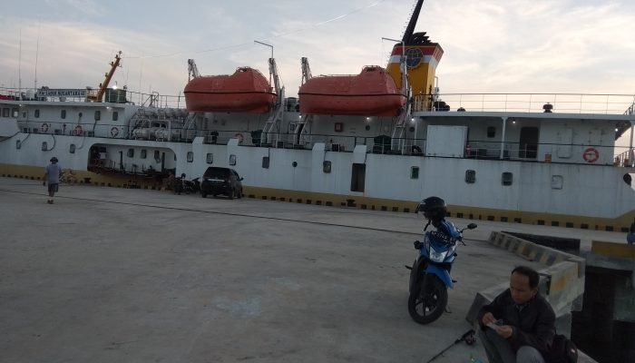KM Sabuk Nusantara 48 Docking Di Pelabuhan Tanjung Moco