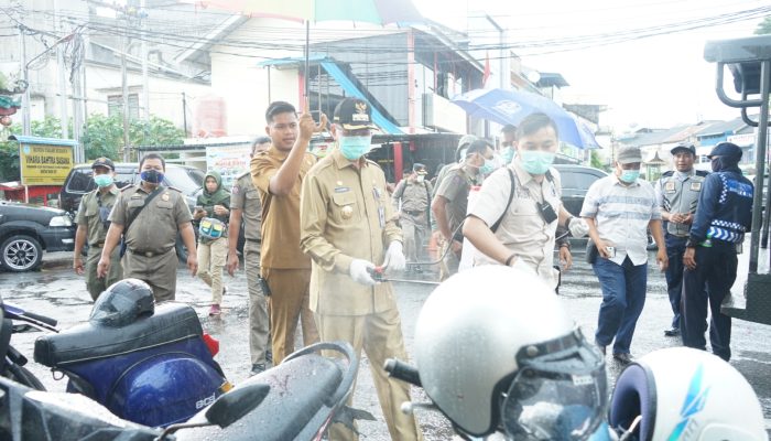 Cegah Penyebaran Covid-19,Syahrul Semprot Desinfektan Di Area Pasar