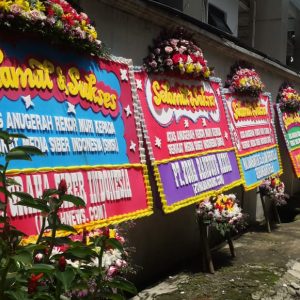Sekretariat SMSI Pusat Bertabur Papan Bunga