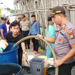 Polres Tanjungpinang Distribusikan Air Bersih Bagi 50 KK