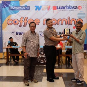 PWI Tanjungpinang-Bintan Serahkan Plakat Kepada Kapolres Tanjungpinang