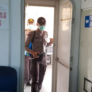 Kapal dan Ruang Tunggu Pelabuhan SBP Disemprot Desinfektan