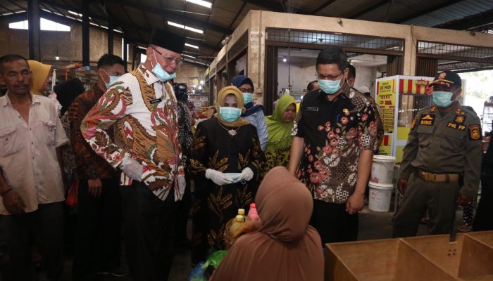 Syahrul-Rahma Berbagi Masker Untuk Warga di Pasar