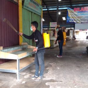 Pasar Bintan Center Disemprot Disinfektan