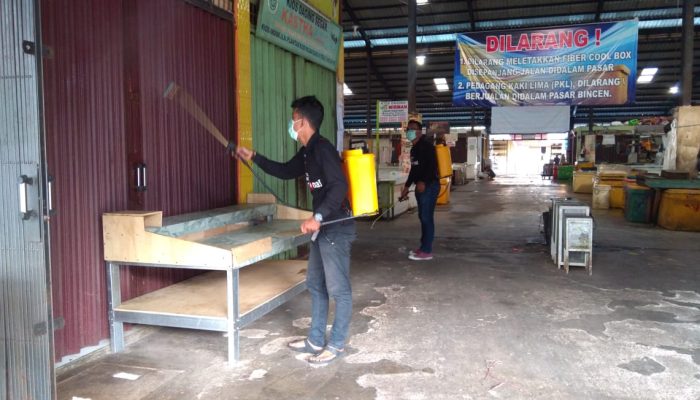 Pasar Bintan Center Disemprot Disinfektan