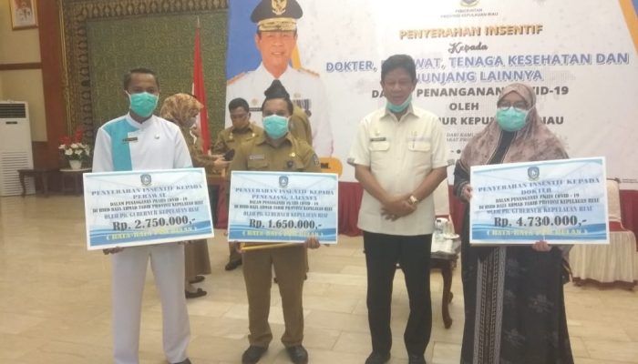 Tenaga Kesehatan Penanganan Pasien Covid-19 Terima Insentif