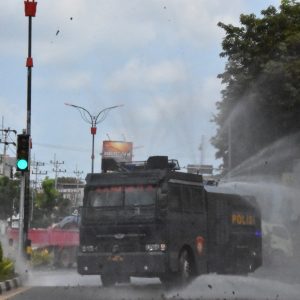 Lawan Covid 19 Polres Tanjungpinang Semprotkan Disinfektan Di Ruas Jalan Protokol