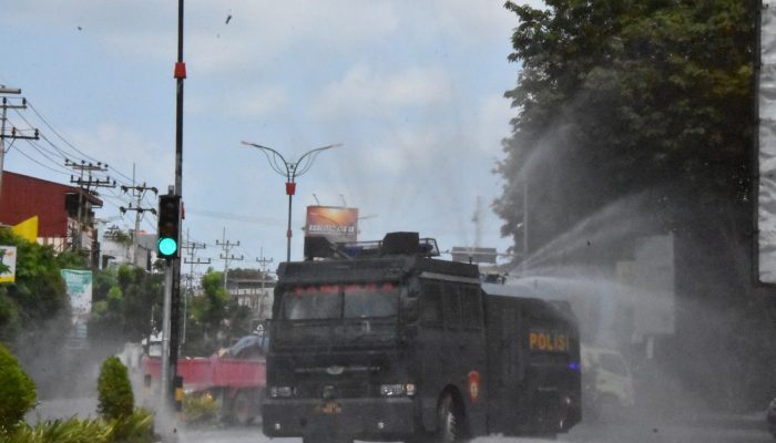 Lawan Covid 19 Polres Tanjungpinang Semprotkan Disinfektan Di Ruas Jalan Protokol