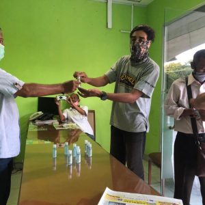 Bagi-bagi Sanitizer, Ketua PWI Pinang Bintan Minta Wartawan Tetap Semangat