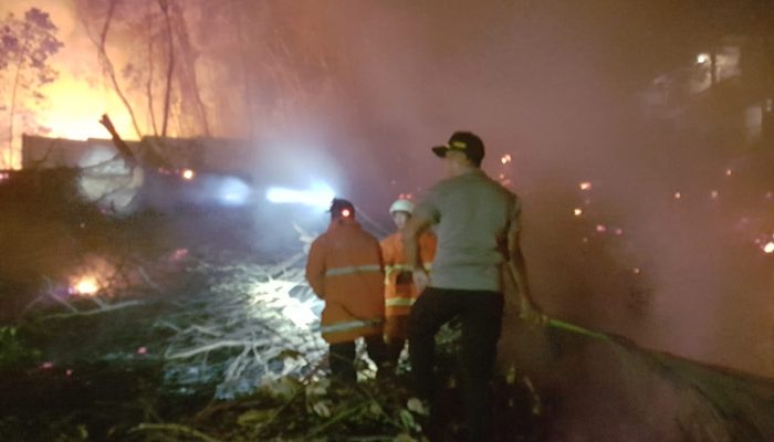 Kapolsek Tanjungpinang Timur Turun Langsung Padamkan Kebakaran Lahan