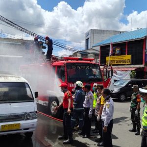 Sekolah Dan Jalanan Disemprot Cairan Disinfektan