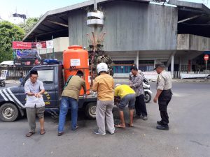 Kendaraan Operasional Polisi Disulap Jadi Sarana Cuci Tangan