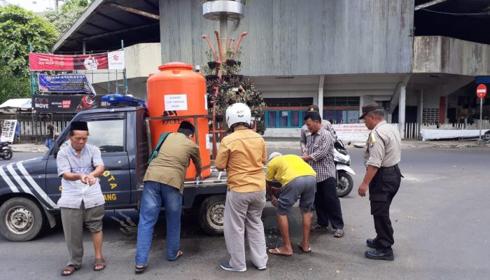Kendaraan Operasional Polisi Disulap Jadi Sarana Cuci Tangan