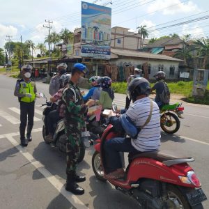 Polres Tanjungpinang Bersama TNI Bagikan Ratusan Hand Sanitizer Bagi Pengendara