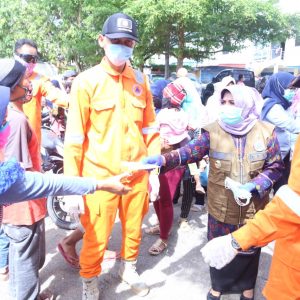 Pemko Bagikan Masker Dan Hand Sanitizer Di Pasar