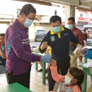 Isdianto Bagikan Ribuan Masker