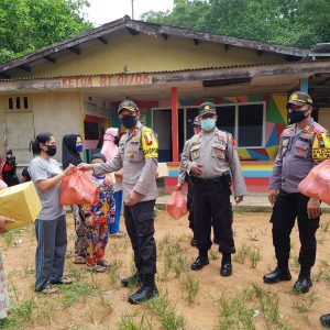 Kapolres Tanjungpinang Bagikan Ratusan Sembako