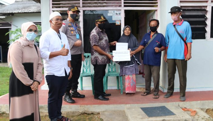 BLT Tahap Awal Dibagikan, FKPD Bintan Turun Door To Door Kerumah Warga