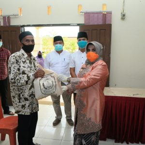 Dinas Sosial Bagikan Bingkisan Lebaran Kepada Masyarakat Penerima DTKS