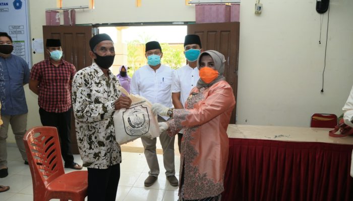 Dinas Sosial Bagikan Bingkisan Lebaran Kepada Masyarakat Penerima DTKS